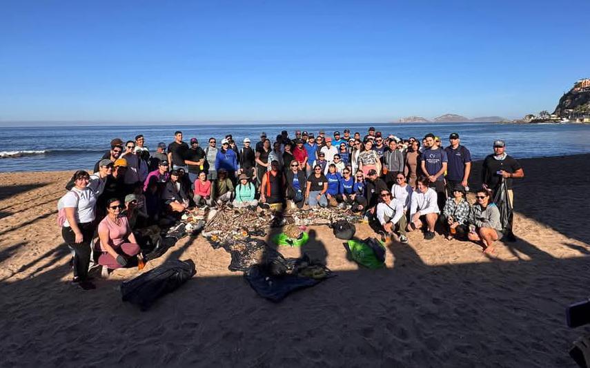 $!Se suma MazConCiencia a la limpieza carnavalera de Olas Altas después de Combate Naval