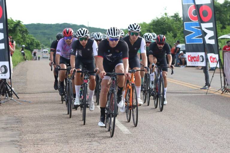 Dominan Roberto Méndez, de Ormuz, y Gabriela Couret, de Power Pedal, cuarta etapa de la Copa Vuelta Sinaloense 2022