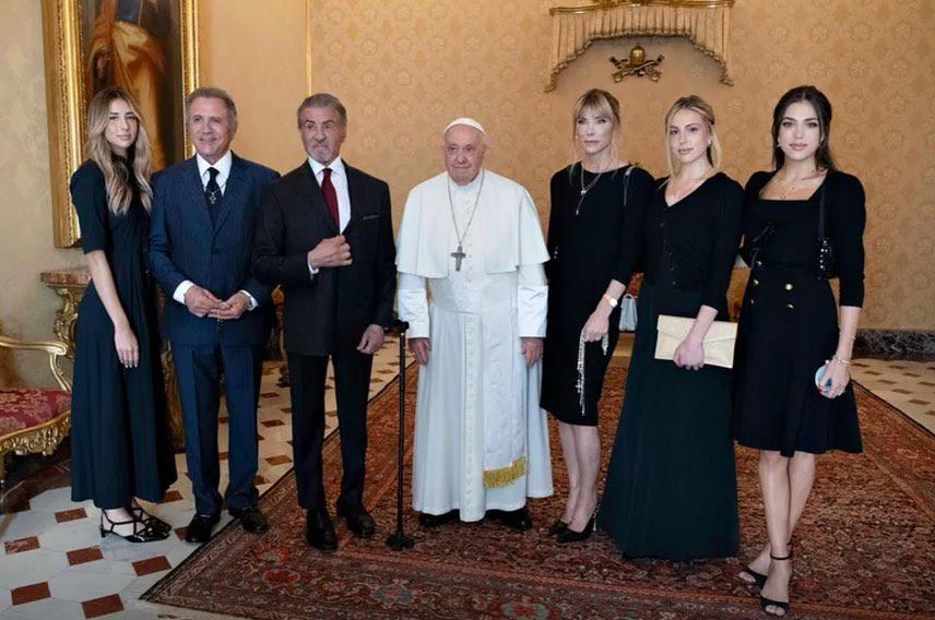 $!El actor, su esposa, tres hijas y hermano, con el Papa.