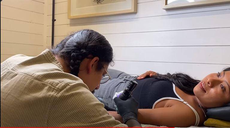 Yalitza Aparicio se realiza su primer tatuaje.