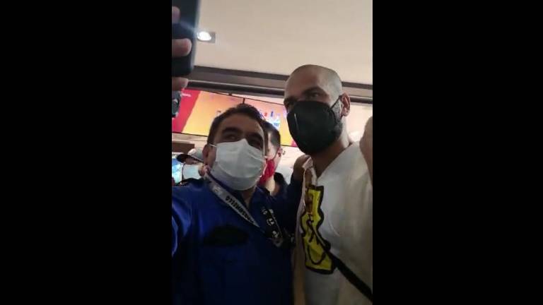 Dani Alves se toma fotos con algunos aficionados.