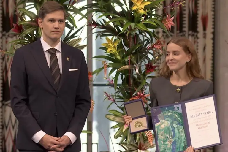 Hija de María Corina Machado recibe Nobel de la Paz en nombre de su madre