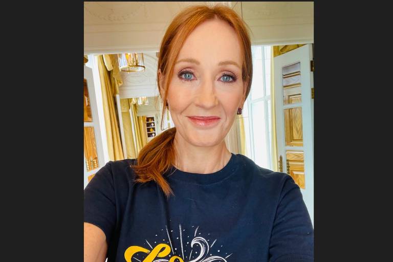 Amenazan a J. K. Rowling en Twitter luego de manifestar su consternación por ataque a Salman Rushdie