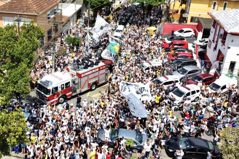 La ‘torcida’ del Santos sigue ruidosamente el cortejo fúnebre de Pelé