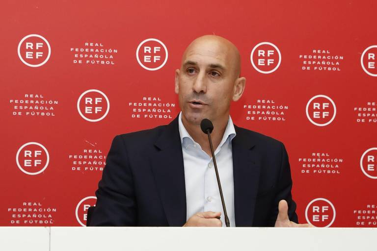 Luis Rubiales es condenado a pagar multa por beso a Jenni Hermoso