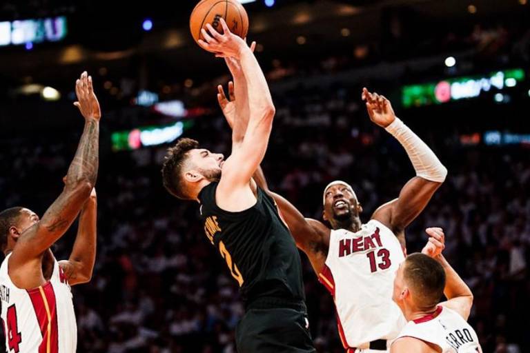 Cavaliers aplastan al Heat y toman ventaja de 3-0 en la serie