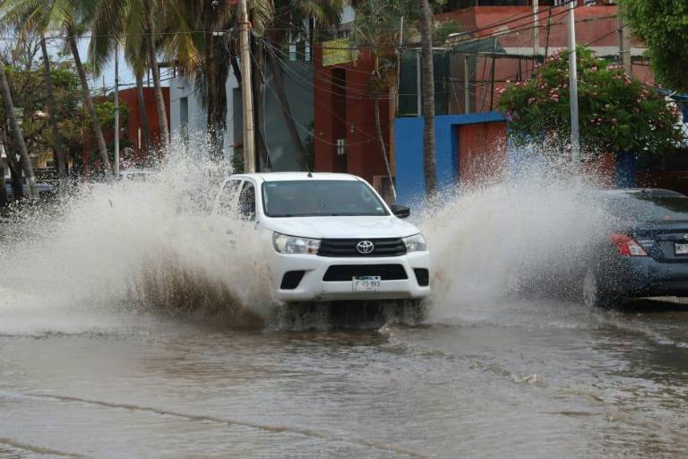 Tras lluvias en la madrugada, tramos de la avenida Cruz Lizárraga en Mazatlán amanecen inundados