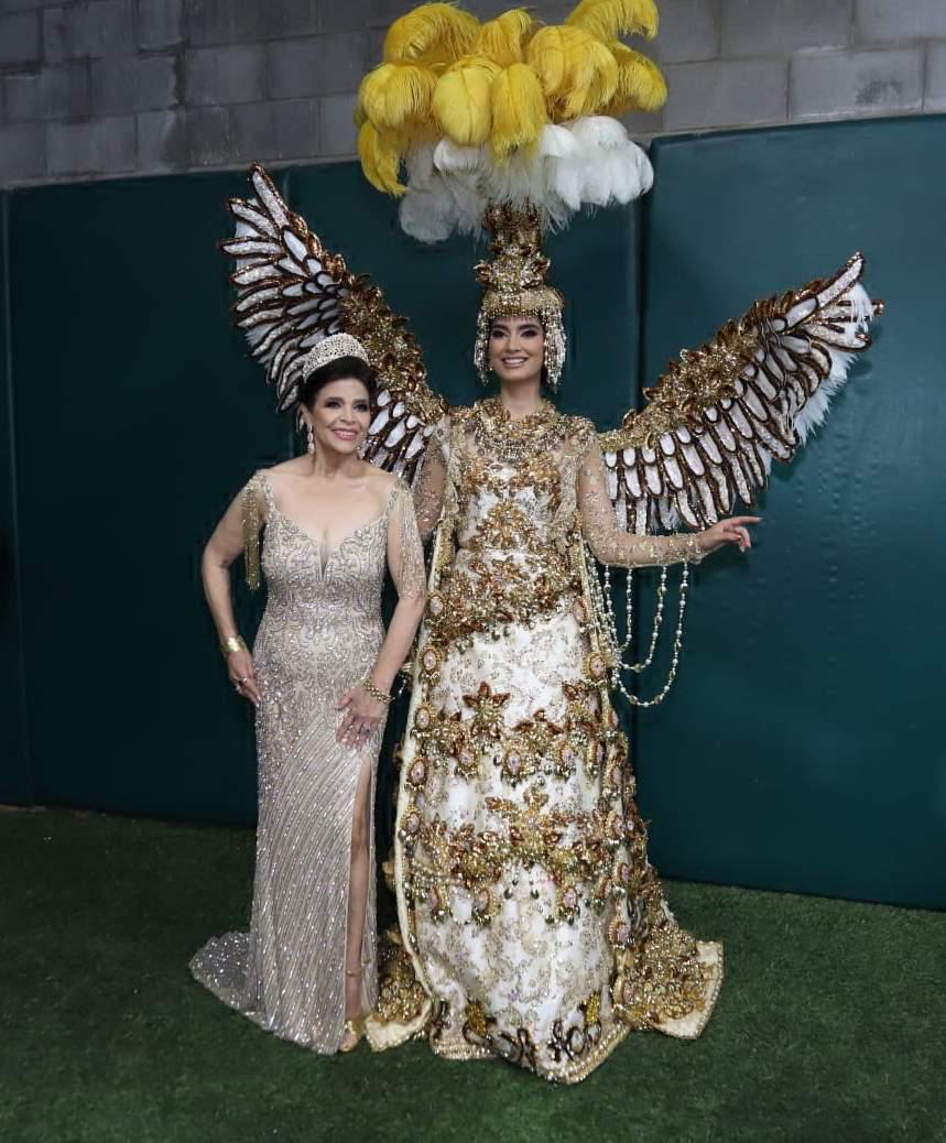$!Eleonora Margarita Aguilar de Aguilar, Reina homenajeada por su 50 aniversario, junto a Anahí I, Reina actual del Carnaval de Mazatlán 2026.