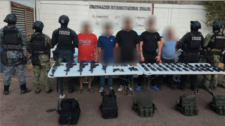 Los siete detenidos y el material bélico asegurado fueron puestos a disposición de las autoridades correspondientes.