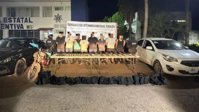 La Policía Estatal detuvo a ocho civiles armados y aseguró fusiles, municiones y vehículos en Culiacán.