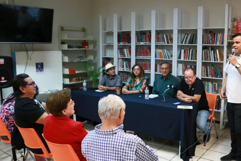La lectura vence nuestras limitaciones, dicen promotores de clubes en charla