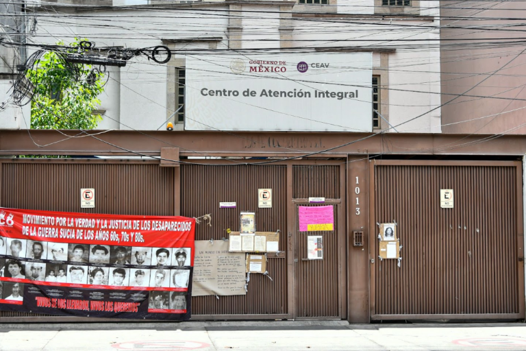 Sostienen víctimas de ‘guerra sucia’ toma de oficinas de la CEAV