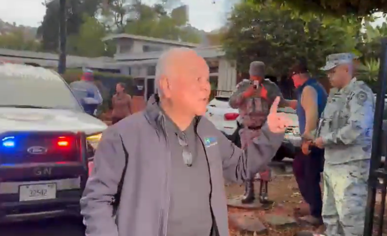 Ernesto Ruffo Appel, ex Gobernador de Baja California, a su llegada a su domicilio en Ensenada tras haber salido del Penal del Altiplano.