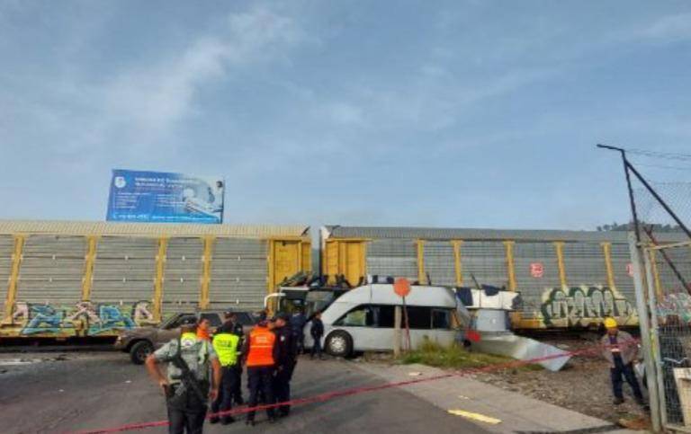 Choque entre autobús y tren en Atlacomulco, EdoMex, deja ocho personas muertas