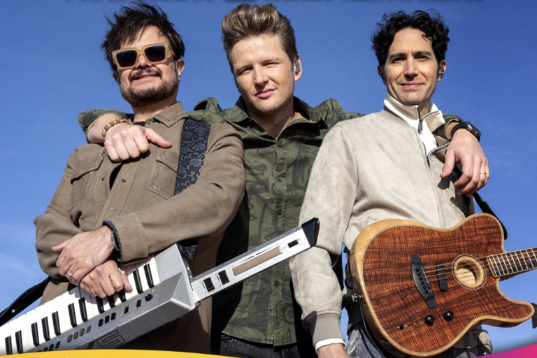 Lanzan Aleks Syntek, Alexander Acha y Benny Ibarra la canción oficial del Teletón