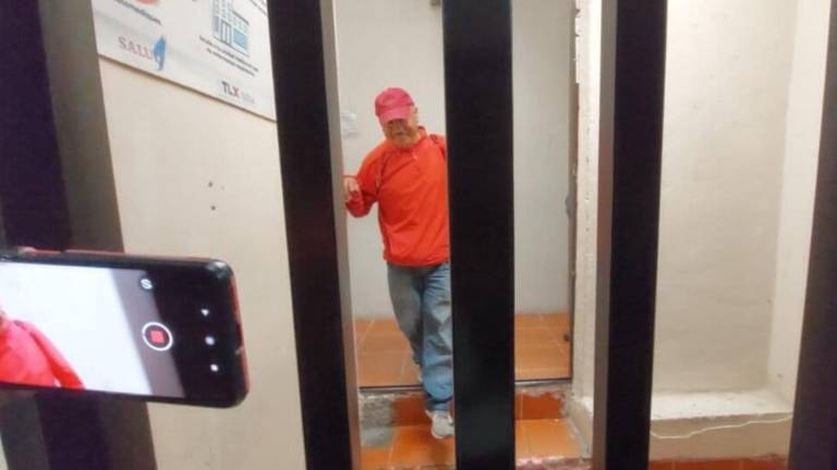 Saúl Rosales sale del Centro de Reinserción Social de Tlaxcala.