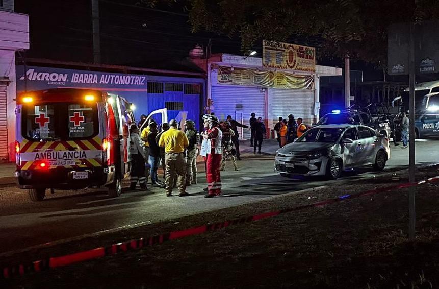 $!Motociclistas balean a una pareja en intento de despojo de un auto en la avenida Jacarandas, en Mazatlán