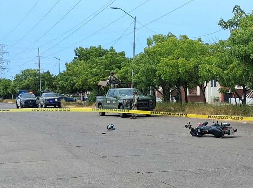 $!Balean a una mujer que viajaba en motocicleta frente a Los Olivos, en Mazatlán
