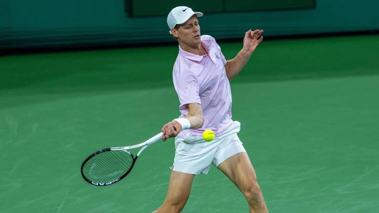 Jannik Sinner avanzó con algunos problemas, a la siguiente ronda.