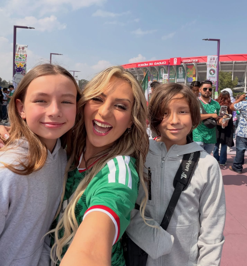 $!Mariana Ochoa junto a sus hijos.