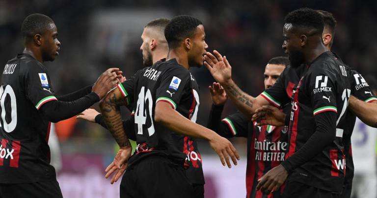 Milán saca el triunfo sobre la hora y se mantiene a la zaga del Napoli
