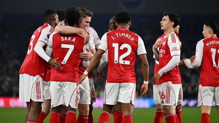 Bukayo Saka es felicitado por su gol.