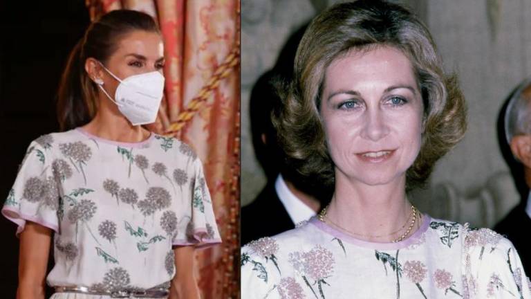 La Reina Letizia y la Reina Sofía luciendo el mismo atuendo.