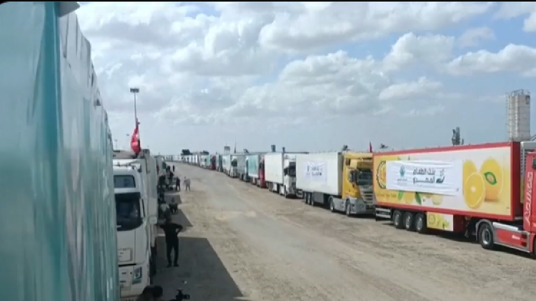 La ayuda humanitaria sigue llegando a Egipto, en el cruce de Rafah, para ingresar a Gaza.