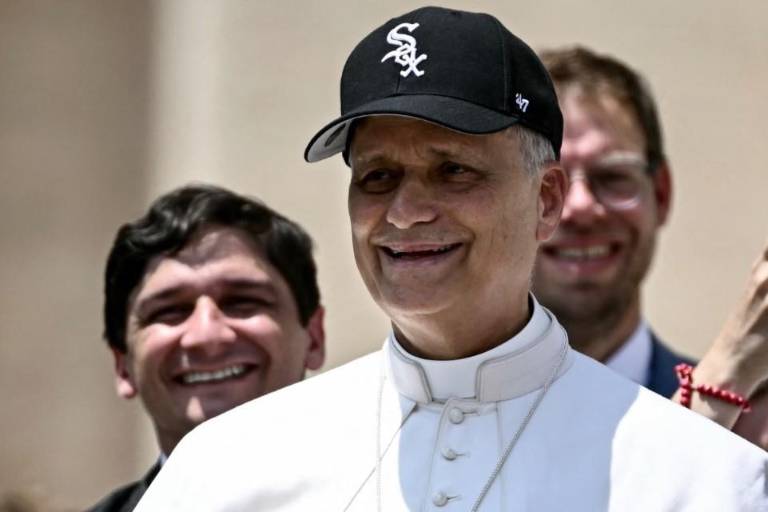 El Papa León XIV bromea con un fanático de los Cachorros en el Vaticano