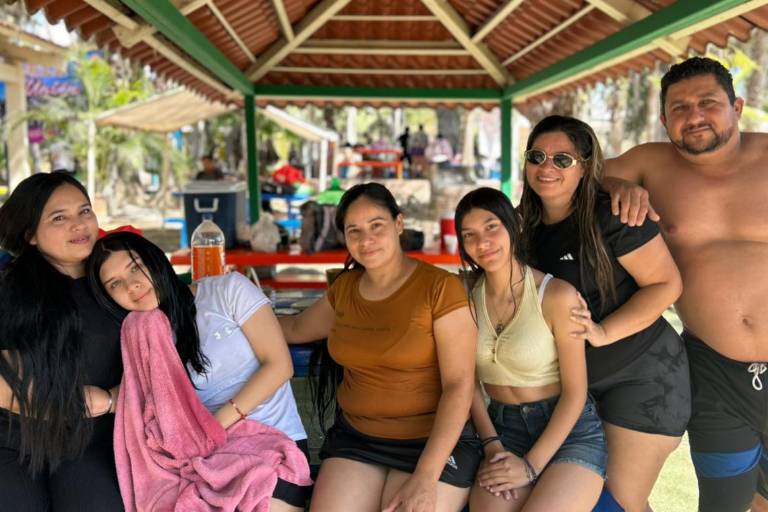 Disfrutan familias de últimos días vacacionales en Imala