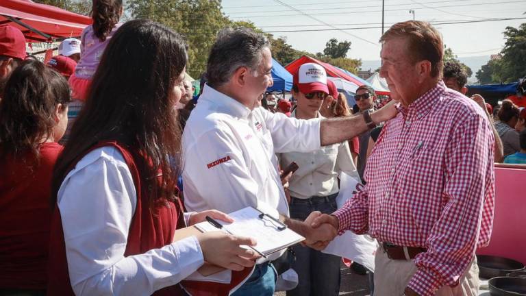 Durante su visita, los candidatos saludaron a los comerciantes y los compradores sobre la avenida Mina, en Culiacán.