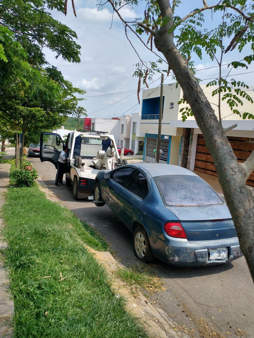 $!Remolca Tránsito autos de vecino que usaba parque público como estacionamiento, en Culiacán