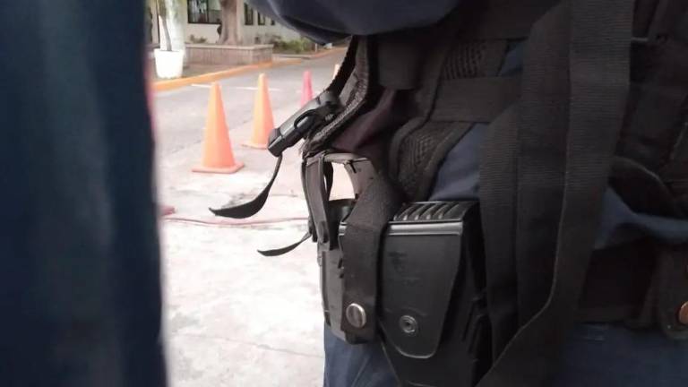 Villarreal Gastélum señaló que la medida de protección inmediata tendría que contemplar la portación de armas de fuego durante sus días de descanso de los policías.