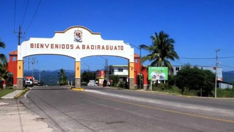 Familias desplazadas permanecen en la cabecera de Badiraguato mientras autoridades mantienen operativos en la zona serrana.