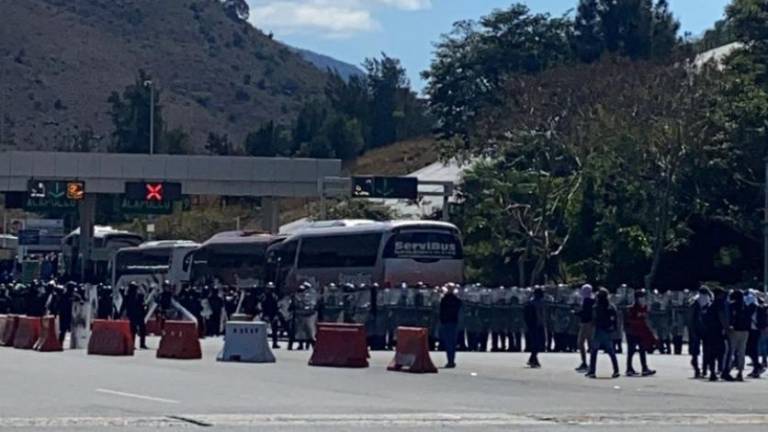 Policías estatales de Guerrero, agentes de la Guardia Nacional y estudiantes normalistas se enfrentan en la Autopista del Sol.