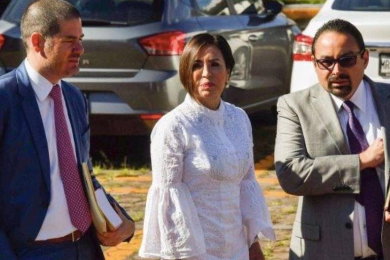 Rosario Robles quiso colaborar con la Fiscalía, afirma su abogado. ‘Nadie se le acercó’