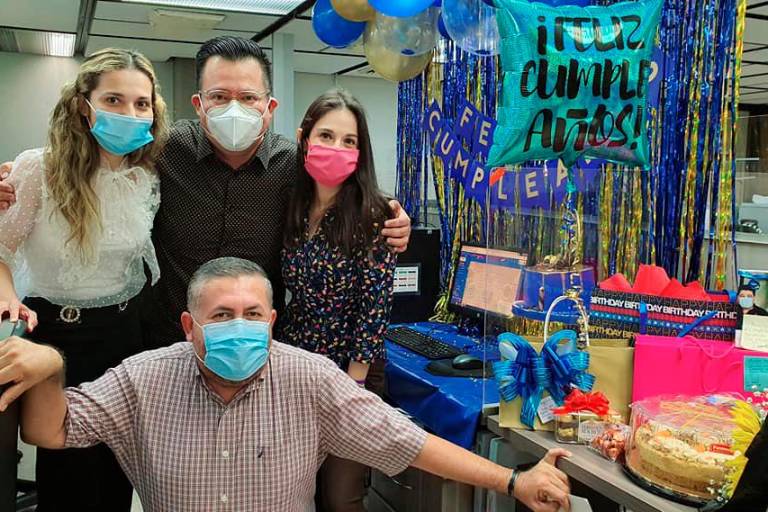 Celebra entre familiares y amigos