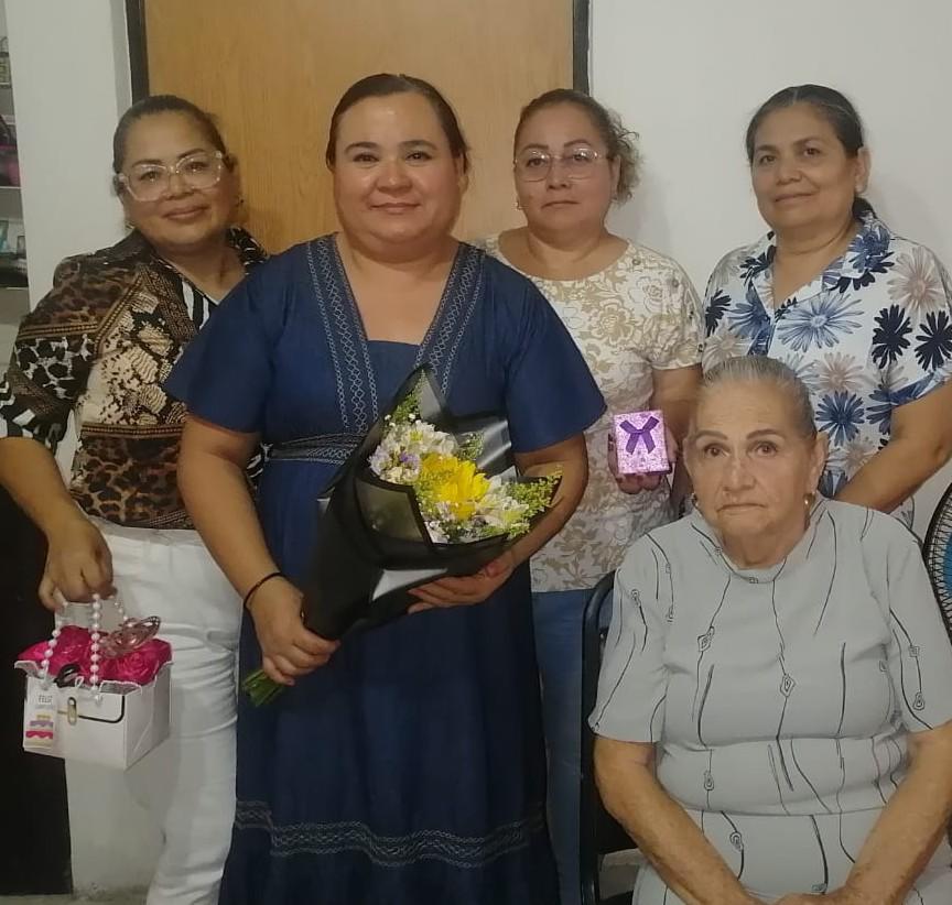 $!Acompañada por sus cuñadas Emma Guadalupe, Patricia, María Juana Huerta Delgado y su suegra María Delgado Díaz.