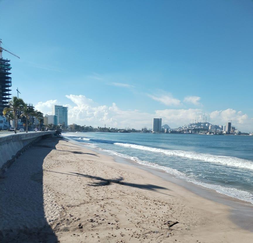 $!Desciende oleaje y reabren playas en Mazatlán, pero quedan zanjas y corrientes