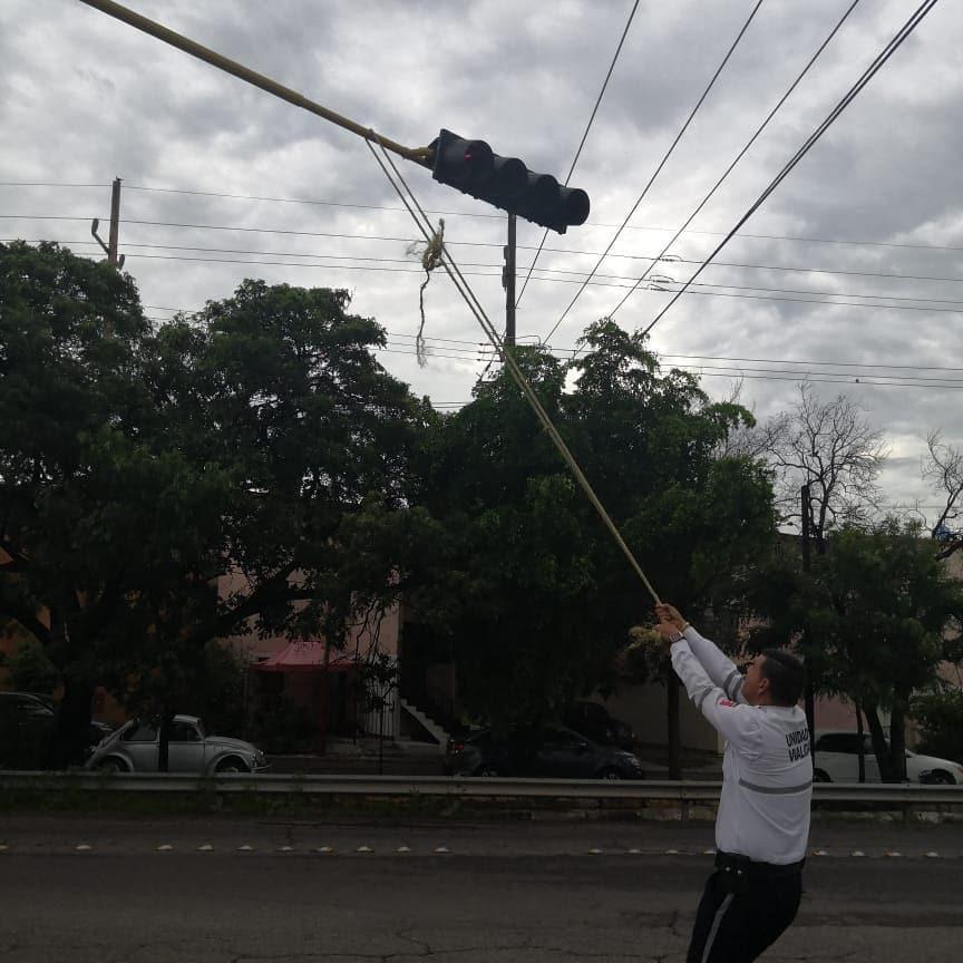 $!Exhorta Tránsito de Culiacán a conductores que cedan el paso por semáforos descompuestos