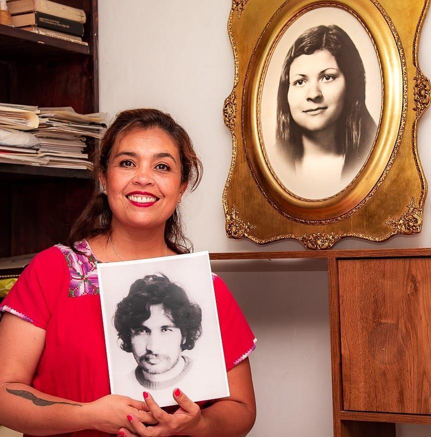 $!Alicia mostrando las fotos de su papá y de su mamá, ambos militantes de la Liga Comunista 23 de Septiembre.