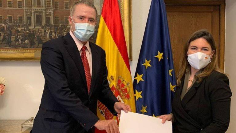 Quirino Ordaz entrega copias de sus credenciales como Embajador de México en España