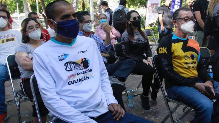 Corredores en la presentación del evento deportivo.