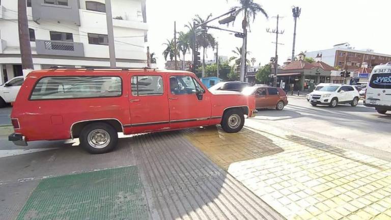 Megatope instalado en la zona turística de Mazatlán, que ha sido la causa de accidentes.