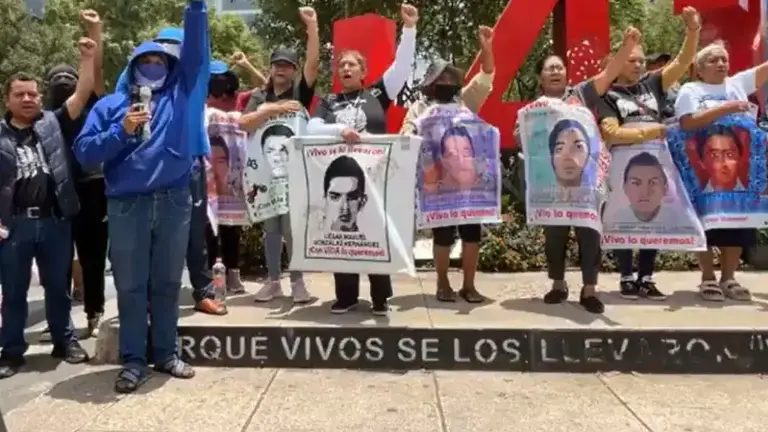 Estudiantes normalistas, madres buscadoras, familiares de personas desaparecidas y padres de los 43 estudiantes de Ayotzinapa.