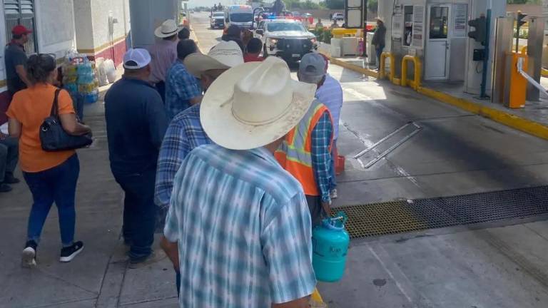 Protesta de agricultores en una de las casetas de cobro en Culiacán.