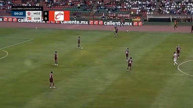 Los futbolistas dejaron de jugar un minuto.