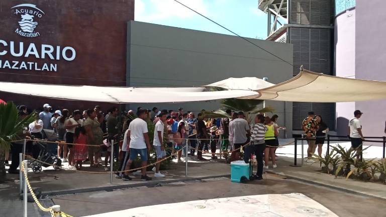 Miles de personas acuden a disfruta del Acuario Mazatlán. Hoy es el último día que brindará servicio. A partir de las 17:00 horas cerrará sus puertas para siempre.