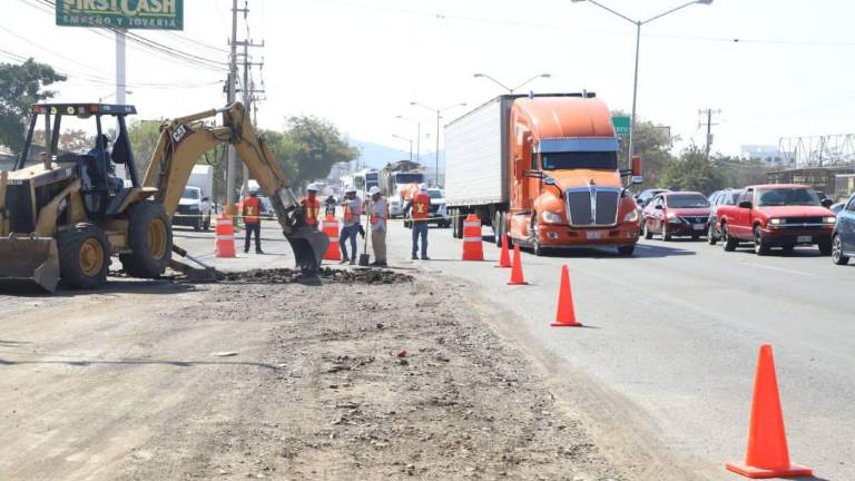 La construcción del puente vehicular a desnivel en el Libramiento Luis Donaldo Colosio Murrieta y la avenida Múnich continúa en proceso.