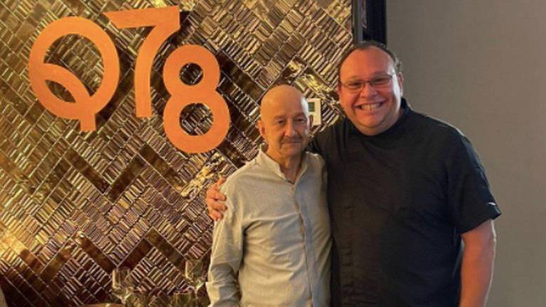 Carlos Salinas con el propietario del restaurante.